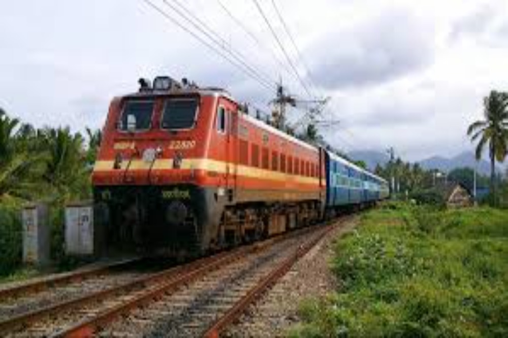 कुशीनगर एक्सप्रेसच्या एसी कोचमध्ये ५ वर्षांच्या मुलीचा मृतदेह; मावस भावावर अपहरण व खुनाचा संशय 
